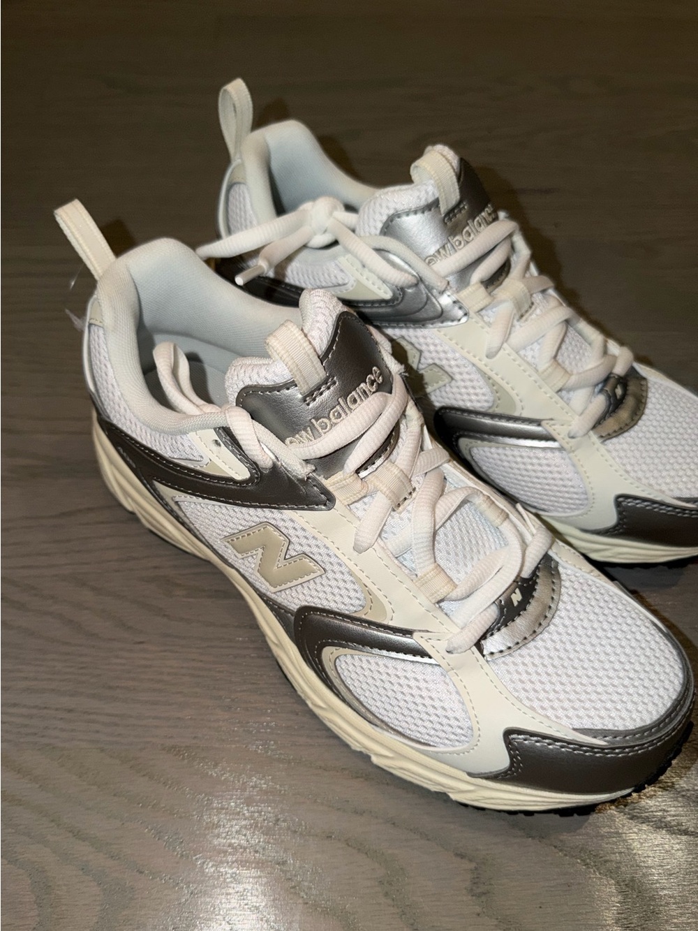 New Balance Unisex White and Silver Mesh Lace-Up Sneakers 408